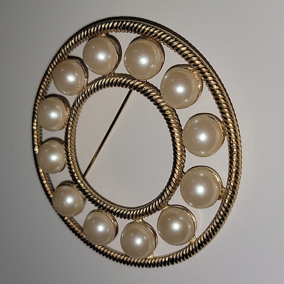 Authentic Excellent Condition Givenchy Pearl Gold Tone Pin Brooch Paris New York - Picture 3 of 9